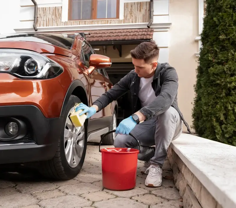 Lavage auto à domicile Noncourt-sur-le-Rongeant : professionnel intervenant sur un véhicule